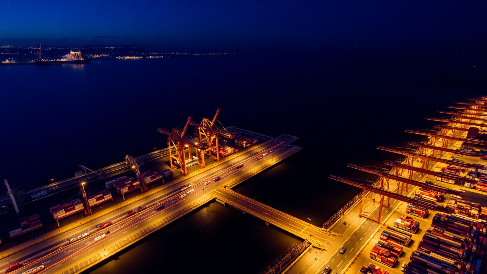 Terminal de contenedores de noche